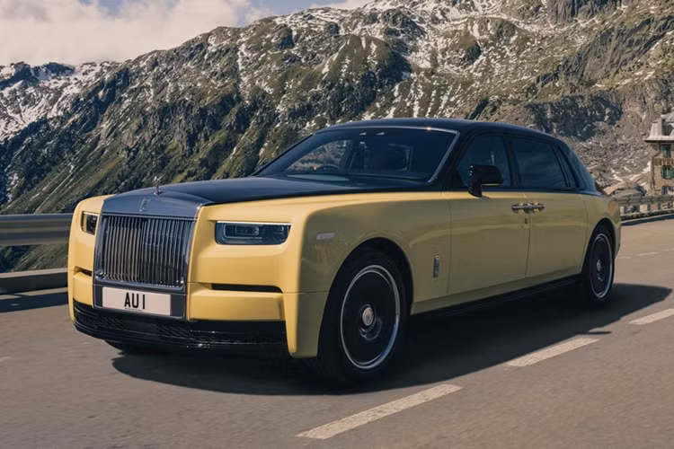 Bên cạnh Aston Martin, Rolls-Royce cũng tung ra mẫu xe Phantom Goldfinger đặc biệt, kỷ niệm 60 năm ra mắt bom tấn Goldfinger về chàng điệp viên James Bond 007. Mẫu sedan siêu sang Rolls-Royce Phantom Goldfinger 007 độc nhất vô nhị này chỉ được chế tạo duy nhất 1 chiếc với nhiều tùy chọn độc đáo.