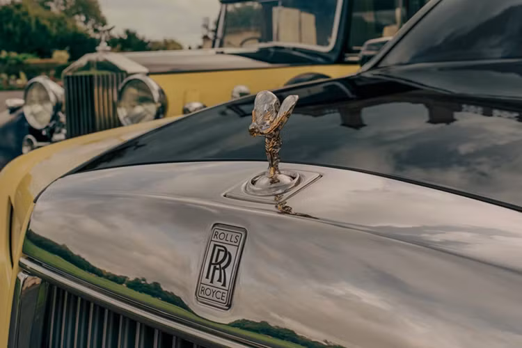 Điều này được các nghệ nhân của Rolls-Royce tái hiện một cách tinh tế trên chiếc Phantom Goldfinger. Thay vì sử dụng vàng khối và phủ lớp mạ bạc như phương thức Auric Goldfinger đã làm, bức tượng Spirit of Ecstasy được làm từ bạc nguyên khối và phủ lớp vàng 18 carat, tạo ra hiệu ứng lớp mạ bị bong tróc.