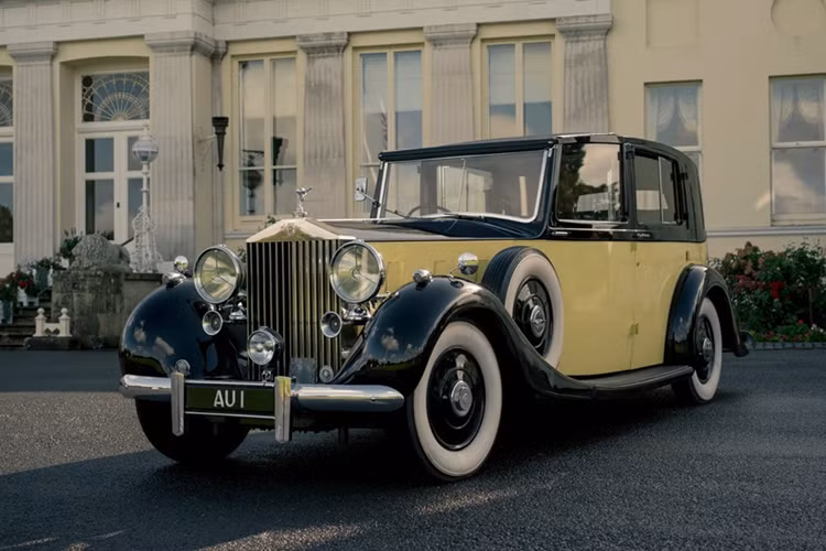 Bộ phận đặc biệt Rolls-Royce Bespoke đã tốn hơn 3 năm cho dự án này. Đúng với tên gọi, dự án độc bản này lấy cảm hứng từ chiếc Rolls-Royce Phantom III Sedanca de Ville đời 1937, vốn thuộc sở hữu của tên phản diện Auric Goldfinger.