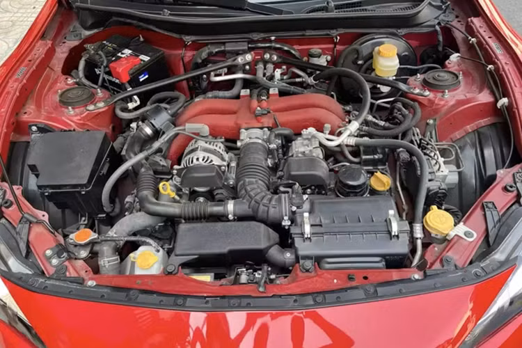 Trái tim của Toyota 86 là khối động cơ FA20 I4 phun nhiên liệu trực tiếp, dung tích 2.0 lít, sản sinh 204 mã lực ở tua máy 7.000 vòng/phút và mô-men xoắn cực đại 212 Nm ở tua máy 6.400 – 6.800 vòng/phút, truyền tới bánh sau thông qua một hộp số sàn hoặc tự động 6 cấp.
