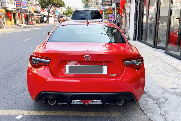 Chiếc xe Toyota 86 đời 2017 trong bài viết này sử dụng hộp số sàn, là món đồ chơi yêu thích của các tay mê tốc độ. Xe có khả năng tăng tốc từ 0 lên 100 km/h trong 7,6 giây. Con số này lên đến 8,2 giây khi sử dụng hộp số tự động 6 cấp A960E.