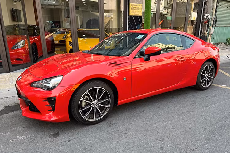  Toyota 86 tại Việt Nam là mẫu xe thể thao khá kén khách, dù vậy, nếu tại thời điểm này mà tìm kiếm chiếc xe lăn bánh chưa tới 1.000 miles như trong bài viết này, chắc sẽ không có xe thứ 2.