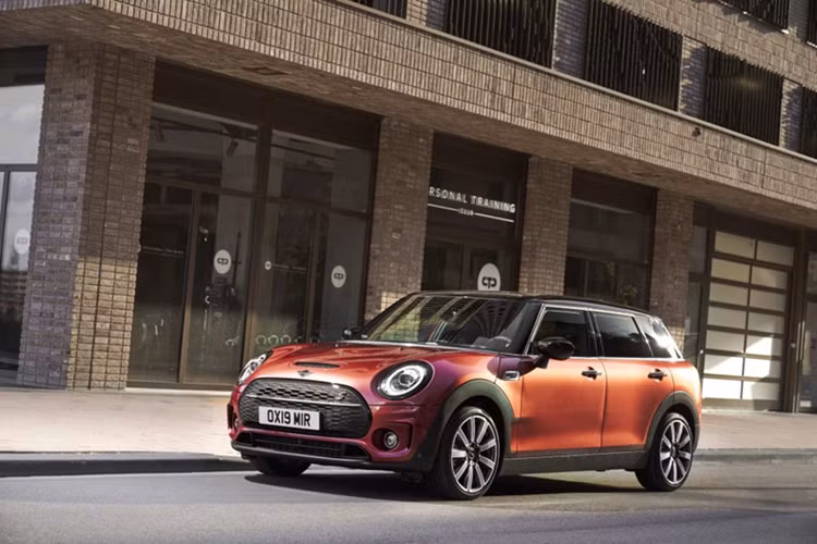 Cụ thể, khách hàng mua xe MINI Clubman tại Việt Nam sẽ được tặng voucher lifestyle (quà tặng thương hiệu) trị giá 50 triệu đồng. Đồng thời, khách hàng được tặng thêm gói cá nhân hoá màu xe và gói bảo dưỡng định kỳ MSI (MINI Service Inclusive) lên đến 5 năm hoặc 60.000 km.