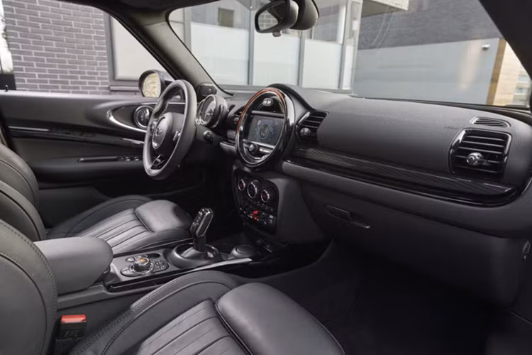 MINI Clubman có chiều dài cơ sở 2,670 mm, giúp gia tăng đáng kể không gian bên trong và khoang hành lý của xe. Điểm ấn tượng nhất của MINI Clubman chính là thiết kế cửa kép ở cốp xe, giúp tạo điểm nhấn và dễ dàng đóng/mở cốp.