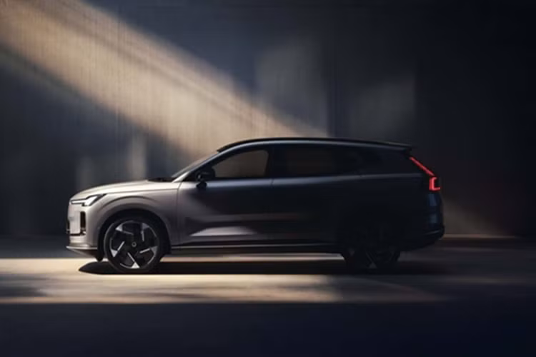 Trong tháng 4 vừa qua, doanh số xe PHEV của Volvo tăng trưởng 11% và đạt 56.722 xe. Với XC70 mới, Volvo lần đầu tiên sẽ có 1 chiếc PHEV thuộc loại extended range, với phạm vi hoạt động thuần điện lên đến 124 dặm (~ 200 km), lớn hơn đáng kể so với XC60 Recharge tại Mỹ (vốn có thông số thuần điện vào khoảng 36 dặm, tương đương 57,9 km).