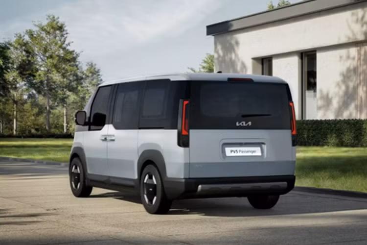 Kia PV5 được hỗ trợ sạc nhanh từ 10% lên 80% chỉ trong dưới 30 phút. Theo kế hoạch, Kia PV5 sẽ chính thức mở bán tại Hàn Quốc và châu Âu từ giữa 2025, tuy nhiên hãng vẫn chưa công bố giá bán của xe.