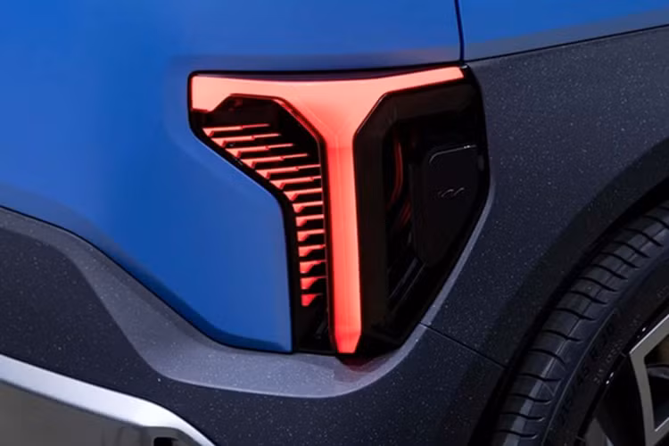 SUV điện Kia EV2 có thiết kế táo bạo, đậm chất tương lai với các yếu tố như đầu xe vuông vắn, ốp nhựa lớn, đèn hậu mỏng, gắn thấp. Theo nhà sản xuất, bản thương mại sẽ không khác nhiều với bản concept, mặc dù một số tính năng sẽ được tinh chỉnh lại.
