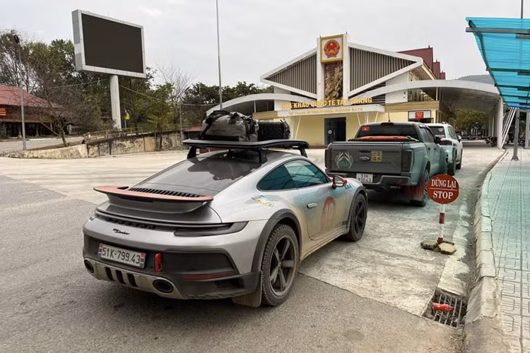 Chiếc 911 Dakar này có một số chi tiết được cá nhân hóa theo chủ nhân như: chữ ký trên bậc cửa, bổ sung khung chống lật, giá đỡ nóc, baga mui chứa đèn LED chiếu sáng ban ngày và một số phụ kiện khác dành cho đi offroad.