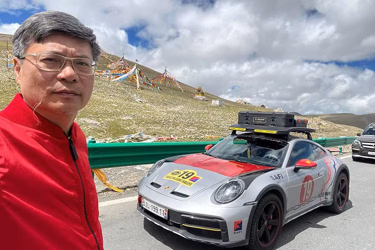 Lần thứ 2 là vào giữa tháng 6/2024, doanh nhân Hải Phòng đã cùng chiếc siêu xe Porsche 911 Dakar offroad quay trở lại Trung Quốc để chinh phục quãng đường dài 10.407 km.