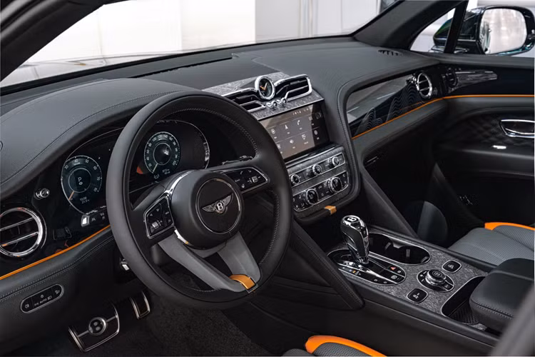 Trong đó, các chủ đề đầu tiên được đội ngũ Bentley Mulliner thực hiện là cá Koi, cây gậy Như Ý, kiệt tác "thiên lý giang sơn" gần 1.000 năm tuổi. Đối với người Á Đông, từ xa xưa cá Koi là đại diện của sự may mắn và can đảm, điều này khiến loại cá này trở thành thú chơi xa chỉ của giới thượng lưu tại nhiều quốc gia.