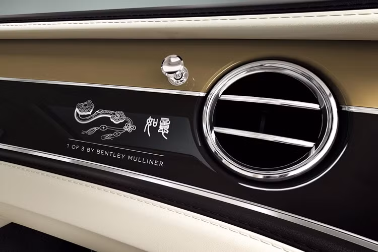 Chủ đề thứ 3 xuất hiện trên Flying Spur là cây gậy Như Ý, còn được gọi là "Ru Yi" được thêu tinh xảo với họa tiết màu vàng kim. Đây là vật phẩm trong triết lý Phong Thuỷ của nhiều quốc gia châu Á, mang ý nghĩa may mắn, quyền lực và sự viên mãn.
