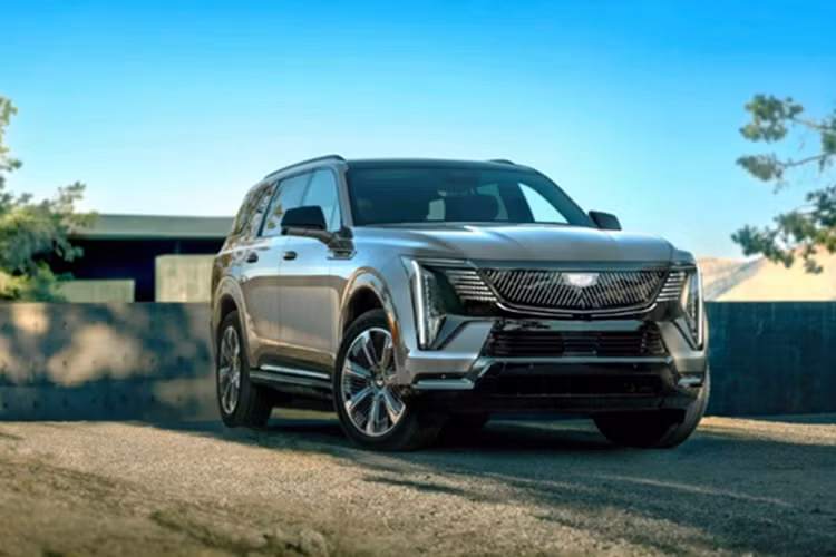 So với phiên bản tiêu chuẩn, Cadillac Escalade IQL 2025 mới dài hơn 107 mm. Với chiều dài tổng thể 5.803 mm, mẫu xe này còn dài hơn cả Escalade ESV chạy bằng động cơ đốt trong (5.766 mm). Điều này giúp Escalade IQL trở thành một trong những mẫu xe thương mại dài nhất trên thị trường.