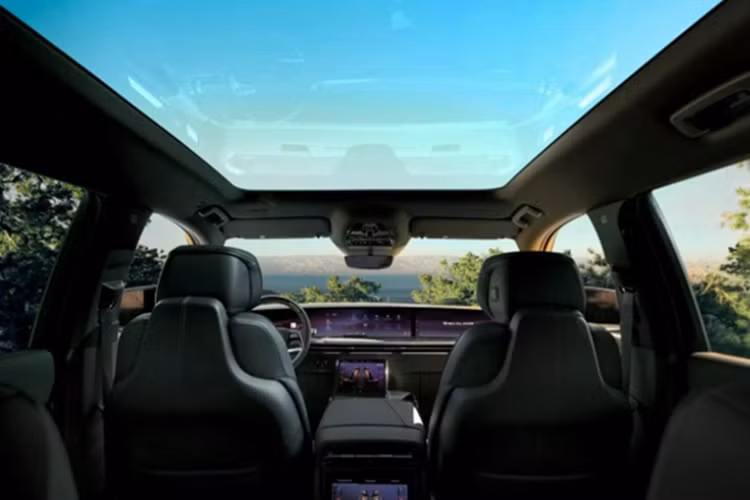 Khách hàng có thể mua thêm gói Executive Second Row để bổ sung hai ghế thương gia có chức năng sưởi, thông gió và massage, được tách biệt bởi một bệ trung tâm với bàn gấp, bảng điều khiển riêng và hai đế sạc không dây.