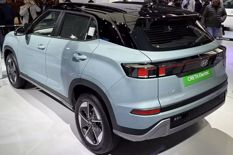 Theo đó, tại thị trường Ấn Độ, mức giá xe Hyundai Creta Electric cho tổng cộng 5 phiên bản dao động từ 1,799-2,35 triệu Rupee (khoảng 521-681 triệu đồng). So với phiên bản máy xăng vốn có giá từ 1,1-2 triệu Rupee (319-580 triệu đồng), Hyundai Creta Electric đắt hơn đáng kể.