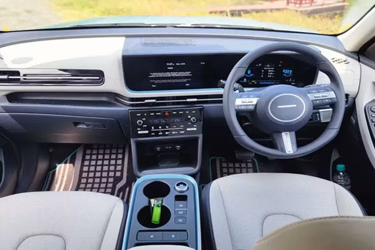 Trong khi đó, nội thất của Hyundai Creta Electric khá tương đồng với phiên bản máy xăng. Tại đây, xe chỉ được bổ sung một số trang bị mới như vô lăng 3 chấu với cần số điện tử phía sau và cụm điều khiển trung tâm có thiết kế "lơ lửng", không nối liền với mặt táp-lô.