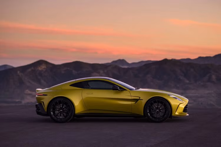 “Vantage Roadster cũng không khác biệt ở chỗ nó là một trải nghiệm được tái tạo hoàn toàn, với tất cả các lợi ích của Coupe và không thỏa hiệp với sự tinh tế hay hiệu suất thông qua công việc tỉ mỉ của nhóm kỹ thuật và động lực của chúng tôi. Vantage Roadster mang đến trải nghiệm lái xe mui trần đẳng cấp thế giới không giống bất kỳ chiếc nào khác”.