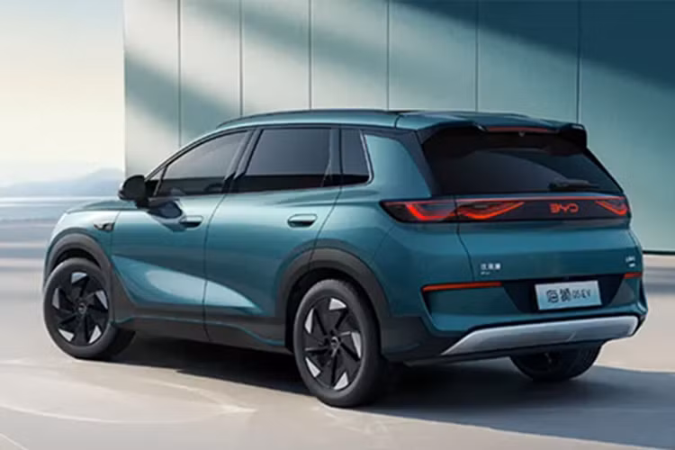 Đây là một trong số ít xe crossover BYD có RWD. Mẫu xe này có pin LFP 50 kWh trên xe, có thể chạy được 430 km trong điều kiện CLTC. Biến thể mạnh mẽ hơn của BYD Sealion 05 EV cung cấp công suất cực đại 160 kW (215 mã lực). Xe có pin 60,9 kWh, chạy được 520 km.