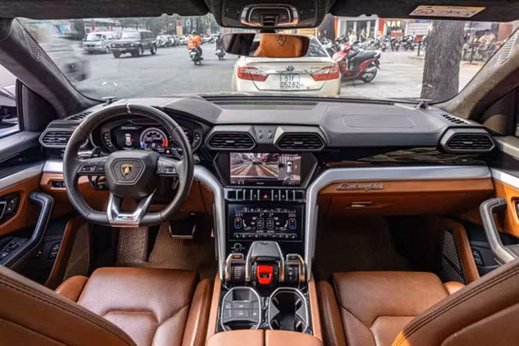 Theo người bán, chiếc siêu SUV Lamborghini Urus này thuộc đời 2019, tức đã 6 năm tại Việt Nam, nhưng trung bình mỗi năm lăn bánh chỉ hơn có 1.600 km, ngoại thất xe màu đen, đi kèm bộ mâm 5 chấu kích thước 23 inch rất đẹp.
