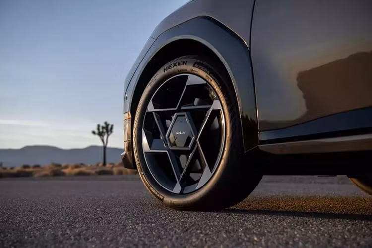 Phần nóc của mẫu xe điện Hàn Quốc này được thiết kế kiểu fastback, nối mượt mà đến phần đuôi dài. Khu vực phía sau được thiết kế có phần cầu kỳ như một nỗ lực phản chiếu sự táo bạo ở đầu xe. Cụm đèn hậu đặt dọc và cánh gió hai mảnh phía sau giúp mang đến vẻ thể thao cho xe.