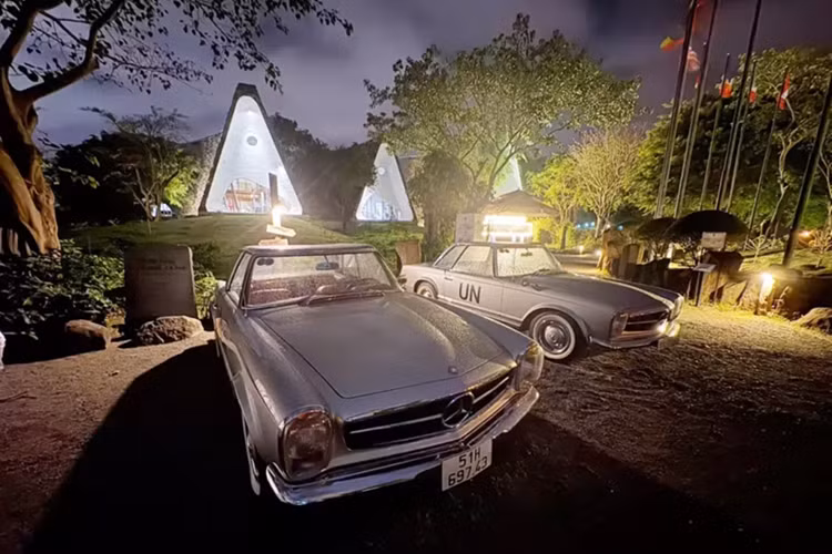 So với 190 SL, Mercedes-Benz 280SL có điểm thú vị nhất chính là thiết kế vòm mui cao và vuông vức. Với kiểu dáng mui độc đáo này, nó đã được gọi vui là "mái chùa". Ngoài ra chiếc xe cũng có nhiều chi tiết vỏ bằng nhôm để giảm trọng lượng như nắp ca-pô hay 2 bên cửa.