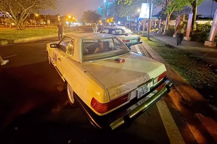 Trong lần trưng bày xe này, "Qua" Vũ mang đến 6 chiếc Mercedes-Benz 190SL, thể hiện rõ dù là siêu xe hay xe cổ, ông vẫn sẵn sàng mua nhiều để ngắm. Tùy vào tình trạng sức khỏe cũng như giấy tờ, mà mỗi chiếc xe thể thao Mercedes-Benz 190SL sẽ có giá khác nhau, trước đó, có 1 chiếc về garage của ông với giá 9,2 tỷ đồng.