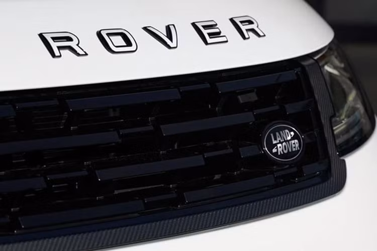 Mẫu SUV Range Rover Sport SV Park City hiệu năng cao này được lấy cảm hứng từ vùng núi tuyết hùng vĩ tại bang Utah (Mỹ), nơi tổ chức sự kiện trải nghiệm mẫu xe này. Điểm nổi bật của phiên bản này là màu sơn hàng thửa trắng SV Bespoke Lyra White Gloss, đi kèm logo Range Rover màu trắng Lyra White viền chrome tối màu.