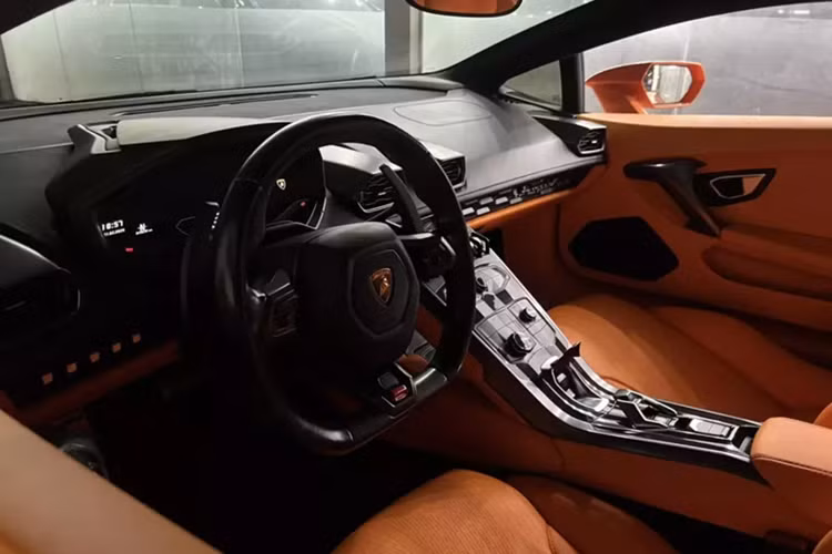 “Trái tim” của chiếc Lamborghini Huracan LP610-4 này là khối động cơ V10 hút khí tự nhiên, dung tích 5.2 lít. Cỗ máy này sản sinh công suất 610 mã lực tại vòng tua máy 8.250 vòng/phút và mô-men xoắn cực đại 560 Nm tại vòng tua máy 6.500 vòng/phút.