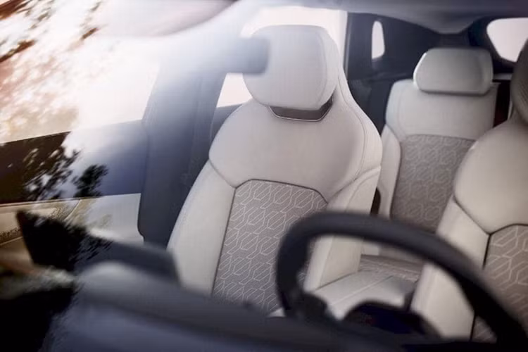 Bên cạnh đó, bộ mâm xe 21 inch với thiết kế khí động học cũng là điểm nhấn của mẫu SUV cỡ trung này. Lynk &amp; Co 08 sở hữu không gian nội thất cao cấp và hiện đại. Phía trước mặt người lái là bảng đồng hồ kỹ thuật số 12,3 inch hiển thị sắc nét các thông tin liên quan đến khả năng vận hành.