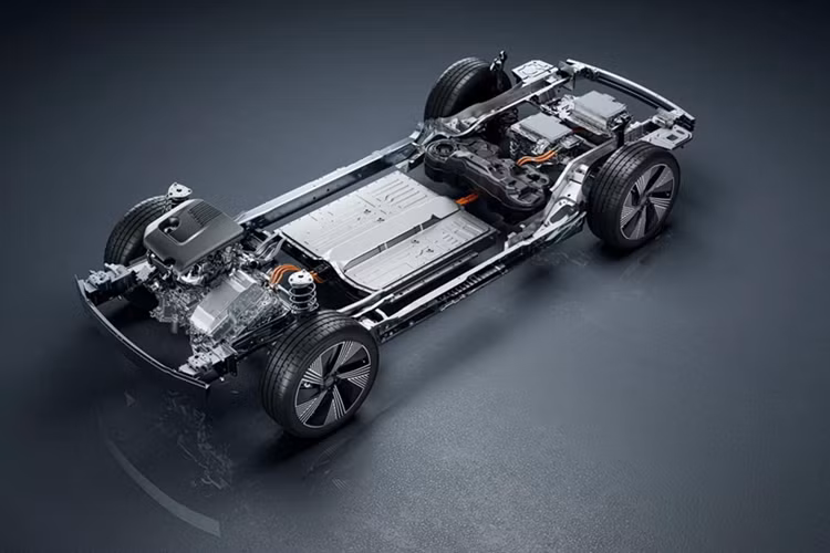 Màn hình cảm ứng trung tâm 15,4 inch đi kèm hệ thống giải trí Flyme Auto Meizu, mang đến hệ sinh thái ứng dụng dồi dào. Hệ thống âm thanh Harman Kardon 23 loa được bố trí khắp xung quanh xe. Ngoài ra, xe còn được trang bị cửa sổ trời toàn cảnh, hệ thống đèn viền nội thất và sạc điện thoại không dây.
