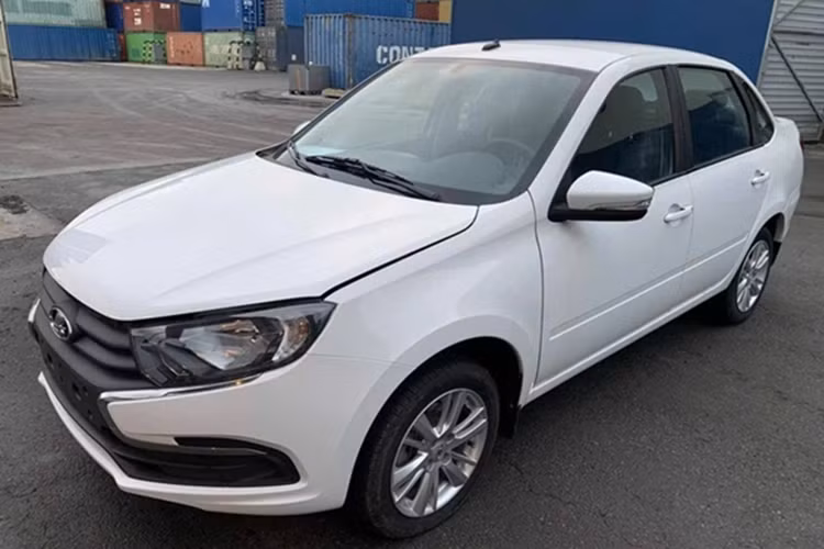 Dự kiến, giá khởi điểm của xe Lada Granta chỉ từ 360 triệu đồng và còn xe Lada Niva là khoảng 390 triệu đồng. Hiện phía Lada vẫn chưa xác nhận bất kỳ thông tin gì về lô xe trên.