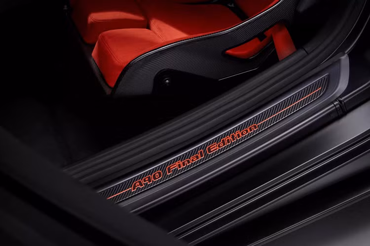 Toyota còn trang bị khung bảo vệ khi lật, đây là trang bị chỉ có trên những mẫu xe dành cho đường đua. Final Edition là phiên bản nâng cấp của GR Supra tiêu chuẩn. Sự khác biệt là khối động cơ 6 xi-lanh thẳng hàng 3.0L lít mã hiệu B58 được nâng công suất lên 429 mã lực, mô-men xoắn 570 Nm.