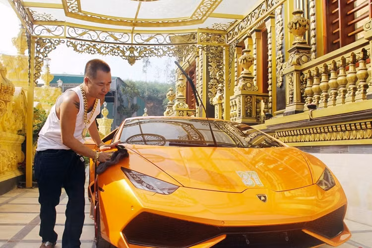 Cụ thể, một đơn vị kinh doanh xe sang và siêu xe tại Hà Nội đã chào bán chiếc Lamborghini Huracan LP610-4 với giá chỉ gần 9 tỷ cùng mức “ODO” khiến nhiều người bất ngờ. Theo người bán cho biết, chiếc siêu mới lăn bánh vỏn vẹn hơn 22.000 km, thuộc đời 2014 và mang biển số tỉnh Nghệ An (37K-366.66).