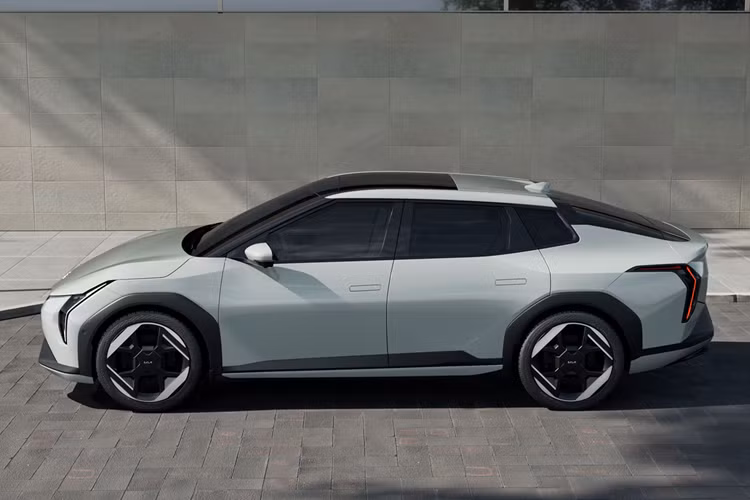 "Kia EV4 là minh chứng rõ ràng cho cam kết của chúng tôi trong việc tái định nghĩa phương tiện di chuyển và mở rộng ranh giới của thiết kế. Bằng cách cung cấp cả phiên bản sedan và hatchback, chúng tôi mang đến cho khách hàng trải nghiệm độc đáo về sự hiện đại và tính thực tiễn theo yếu tố cốt lõi của dòng xe điện Kia phù hợp với phong cách sống và nhu cầu đa dạng của họ." - Karim Habib, Phó Chủ tịch Điều hành kiêm Giám đốc Thiết kế Toàn cầu của Kia chia sẻ.