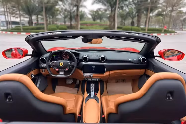 Nếu đàn anh có đến 10 năm xuất hiện trên thị trường thì Ferrari Portofino lại chỉ có vỏn vẹn 6 năm, từ 2017 đến 2023, và nó chỉ mới bị khai tử trong năm nay. Ferrari Portofino có 2 phiên bản là tiêu chuẩn và nâng cấp giữa vòng đời, gọi là Ferrari Portofino M, đàn anh của nó là California T.
