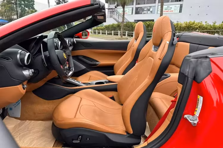 Ferrari Portofino chỉ có duy nhất 1 biến thể mui trần, và nóc nhà là loại mui xếp cứng, rất thời trang, cũng như tiện lợi, không lo thời gian dài sử dụng, sẽ bị biến dạng và xuống cấp như là mui xếp mềm.