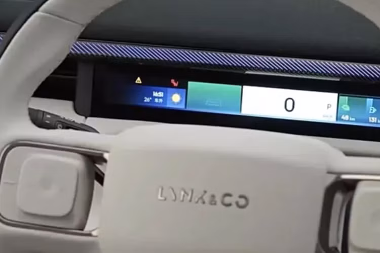 Gập xuống từ mái để có thể nhìn ra phía sau để giải trí cho hành khách màu đỏ là màn hình giải trí 6K 30 inch. Có thể tiếp cận từ hàng ghế thứ hai là tủ lạnh trượt ra. Lynk &amp; C0 tự hào rằng 900 có khoảng không trên đầu và chỗ để chân hàng đầu phân khúc. Diện tích bên trong của Lynk &amp; Co 900 là 6,16m² và hiệu suất sử dụng phòng là 88,2%.