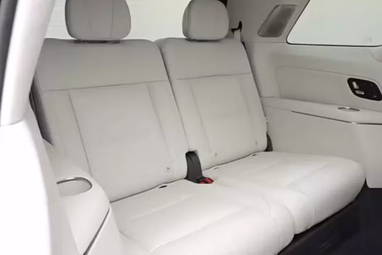 Gần như chắc chắn, Lynk &amp; Code 900 sẽ có một số dạng màn hình hiển thị head-up góc nhìn rộng, rất có thể là với thực tế tăng cường. Buồng lái của xe được trang bị chip Qualcomm Snapdragon 8295 kép. Gắn trên vô lăng hai chấu là các miếng đệm điều khiển.