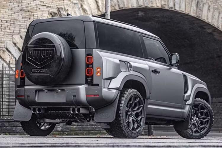 Hiện bộ Wide Body của Chelsea Truck Co. có sẵn dành cho Defender phiên bản 90 và 110, đồng thời là một phần của Series II Conversions.