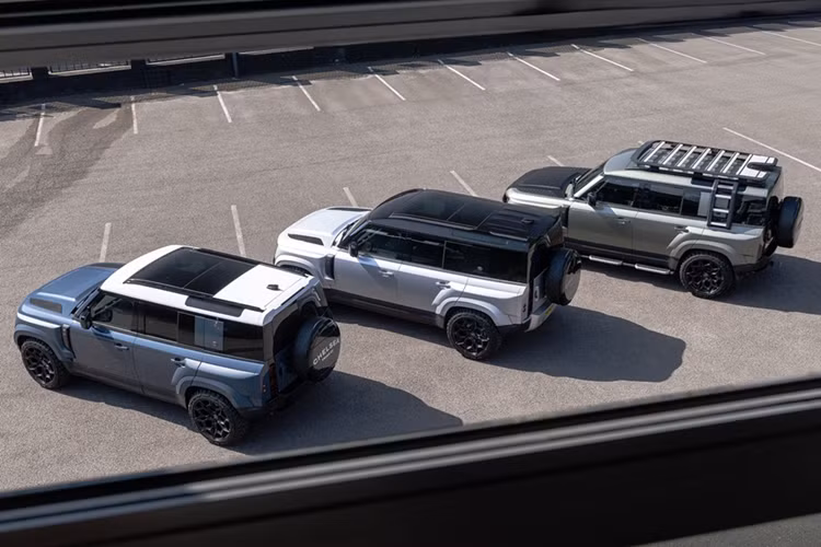 Đến năm 2025, đội ngũ thiết kế đứng sau Chelsea Truck Co. là Kahn Design đã giới thiệu bộ widebody được phát triển cẩn thận dành cho thế hệ Land Cruiser Defender L663 hiện đại, kết hợp các đường nét di sản với thủ công đương đại.
