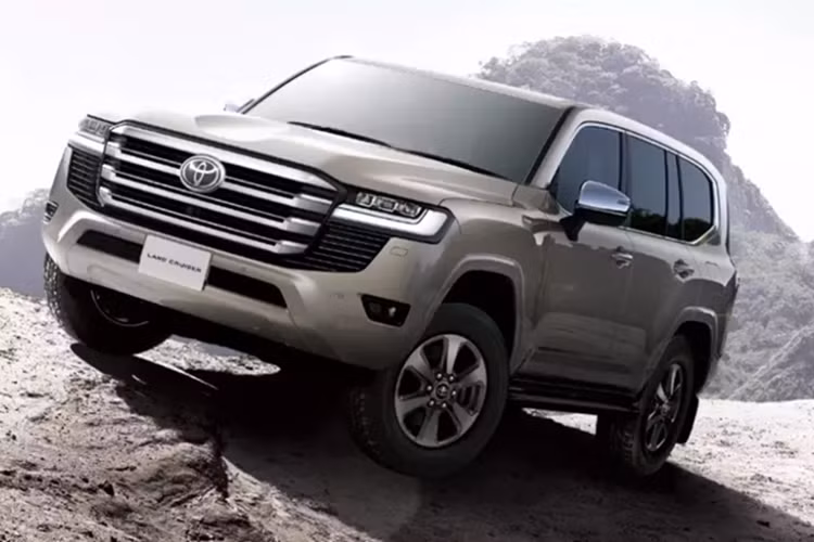 Phiên bản 2025 của mẫu xe SUV Toyota Land Cruiser LC300 không có thay đổi về thiết kế so với thời điểm tháng 8/2021. Thay vào đó, Toyota tập trung vào việc cải thiện công nghệ của mẫu xe này. Những thay đổi dễ nhận thấy nhất đến từ nội thất của Toyota Land Cruiser LC300 2025.