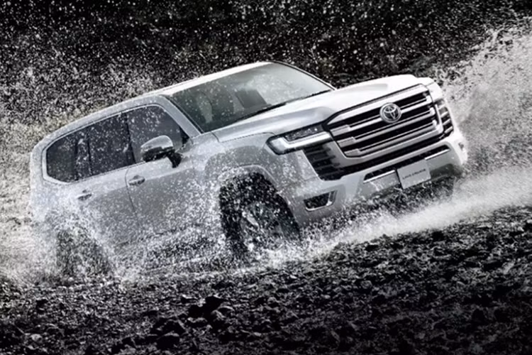 Tuy nhiên, Toyota cho biết động cơ diesel giờ đây đã đáp ứng các tiêu chuẩn khí thải mới nhất của Nhật Bản. Mức giá xe Toyota Land Cruiser LC300 2025 ở thị trường Nhật Bản khởi điểm từ 5.252.500 Yên (khoảng 893 triệu đồng) cho bản xăng GX tiêu chuẩn.