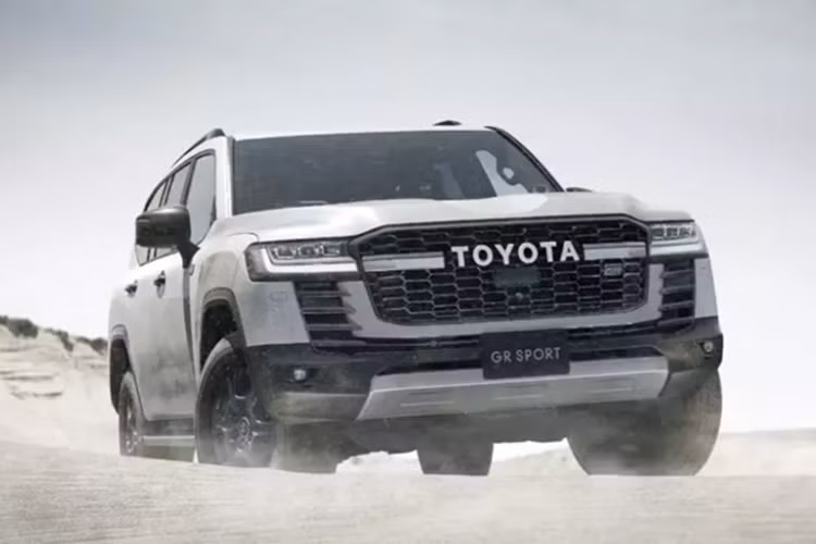 Tuy nhiên, giá tăng không phải vấn đề lớn nhất với khách hàng Nhật Bản, ít nhất là vào lúc này. Nhu cầu dành cho Toyota Land Cruiser LC300 luôn vượt xa nguồn cung tại thị trường nội địa, dẫn đến danh sách khách hàng chờ nhận xe kéo dài nhiều năm.