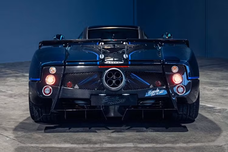 Giá xe Pagani Zonda Tricolore cực hiếm này không được công bố, nhưng với độ hiếm, giới chuyên gia dự đoán chiếc xe có thể vượt mức 10 triệu USD (khoảng 250 tỷ đồng). Để so sánh, một chiếc Zonda Cinque khác từng được bán đấu giá hơn 11 triệu USD.