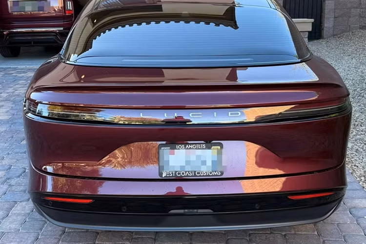 Không rõ chiếc Lucid Air của Shaquille O'Neal thuộc phiên bản nào. Tuy nhiên với tài sản mà anh đang sở hữu, rất có thể danh thủ này đã lựa chọn biến thể Air Sapphire với giá khởi điểm lên đến 249.000 USD.