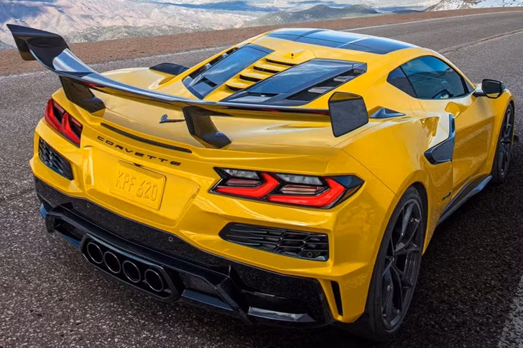 Với mức giá này, bạn sẽ sở hữu mẫu Chevrolet Corvette mạnh mẽ nhất từ trước đến nay, được trang bị động cơ V-8 5.5 lít tăng áp kép, tạo ra công suất đáng kinh ngạc 1064 mã lực và mô-men xoắn 828 lb-ft.