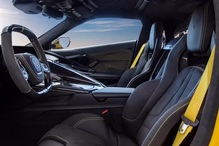 Gói Carbon Fiber Aero có giá 8.495 USD, thay thế các chi tiết khí động học tiêu chuẩn bằng cánh gió sau lớn hơn, bộ cánh phụ trước, và cánh lướt gió trước lớn hơn. Gói này cũng bổ sung thêm các vây dưới gầm xe để tăng lực ép xuống mặt đường. 