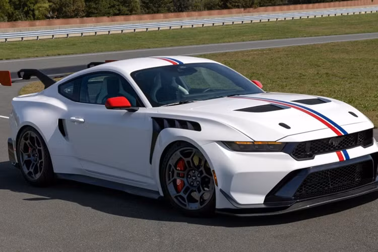 Mức giá xe Ford Mustang GTD Spirit of America cũng như số lượng sản xuất của phiên bản đặc biệt hiện không được công bố. Tuy nhiên, con số này sẽ cao hơn nhiều so với mức giá đề xuất 300.000 USD của phiên bản Mustang GTD tiêu chuẩn.