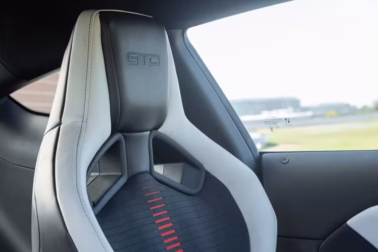 Ghế đua RECARO được bọc chất liệu cao cấp như Dinamica, bổ sung phối màu tương phản như đen Black Onyx, trắng Re-Entry White, đỏ Race Red và xanh Victory Blue. Tựa đầu được dập chìm logo GTD quen thuộc.