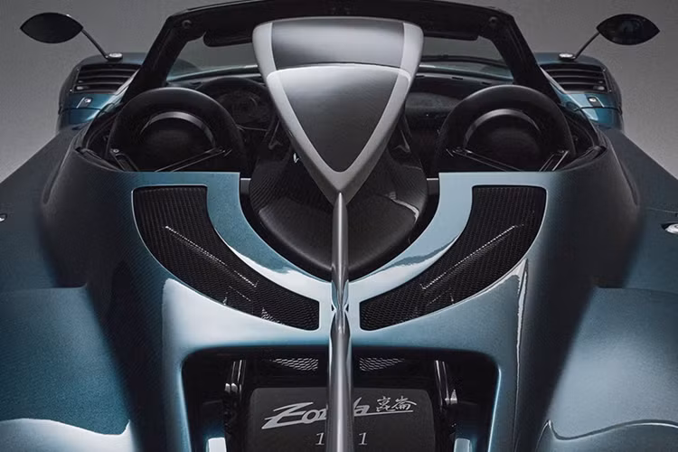 Ngoại thất nổi bật với sợi carbon ánh xanh giống với Zonda Tricolore siêu hiếm. Ngoài ra, còn có cánh lướt gió phụ nhỏ ngay dưới cánh chính. Hy vọng cánh gió này có mục đích cụ thể chứ không để phông trương rằng tiền có thể mua được tất cả.