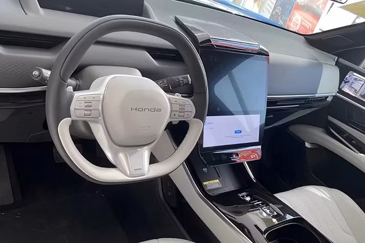 Honda S7 được trưng bày cũng có màn hình hiển thị thông tin thực tế tăng cường 21,9 inch. Các tấm ốp cửa của xe có màn hình để chiếu hình ảnh từ camera quan sát bên hông. Gương chiếu hậu bên trong của S7 cũng có thể hoạt động như một camera.